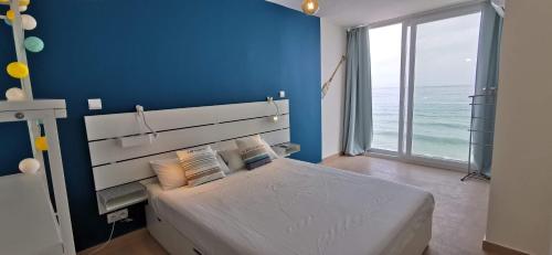 LA PERLA CRUISE Apartment on Private Beach, Modern with Aircon & wifi
