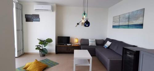LA PERLA CRUISE Apartment on Private Beach, Modern with Aircon & wifi