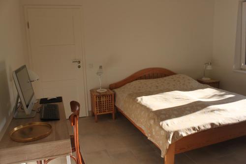 Tempat tidur dalam kamar di Ferienwohnung Mühlenweg