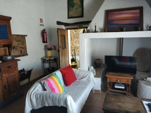 uma sala de estar com um sofá e uma televisão em Casa da Tia Maria By Alojamentos Vitinho em São Luis