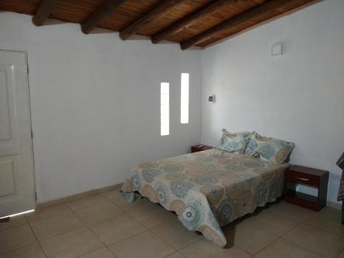 een slaapkamer met een bed in een witte muur bij El diquecito monoambiente in Casa Bamba