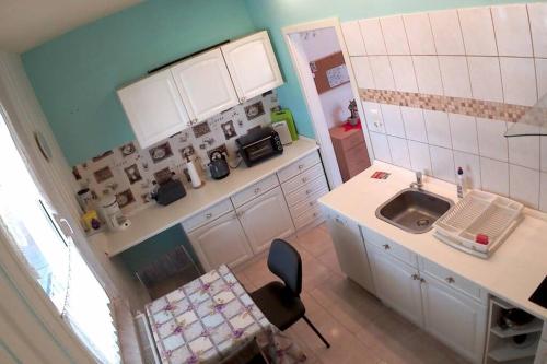 a small kitchen with a sink and a chair at Ferienwohnung Dickes in Brandenburg an der Havel