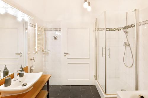 A bathroom at Apartmenthaus Tribseer Damm 6