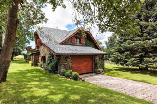 a small brick house with a green yard at Chalet con gran jardín en Llivia in Llivia