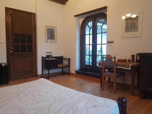 1 dormitorio con cama, mesa y ventana en Willa Old House, en Sopot