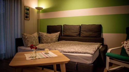 Cette petite chambre comprend un lit et une table. dans l'établissement Die Pfalzherberge, à Waldfischbach-Burgalben