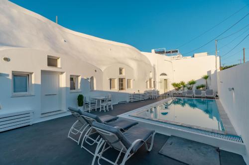 Fira-Cave-Sleeps 13-Parking-Pool-Pet Friendly