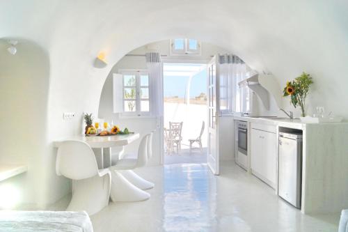 Fira-Cave-Sleeps 13-Parking-Pool-Pet Friendly