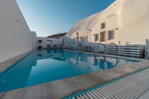 Fira-Cave-Sleeps 13-Parking-Pool-Pet Friendly