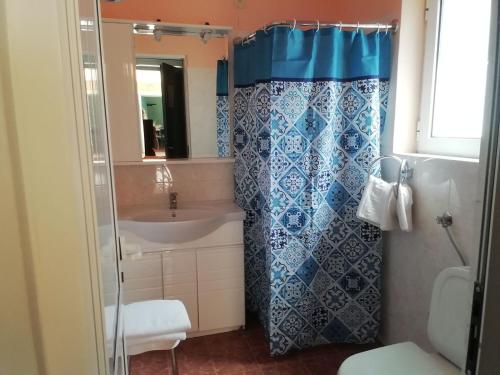 Un baño de Poseidon Apartments