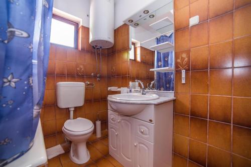 Ένα μπάνιο στο Apartments and Rooms Drpić