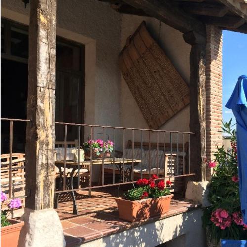 a patio with a table and chairs and flowers at El Pósito in Hita