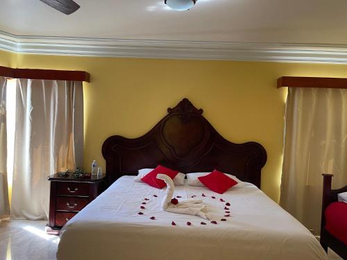 a bedroom with a bed with swans on it at Hotel la finca in Ezequiel Montes