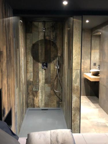 
A bathroom at L évasion avec jaccuzi privé
