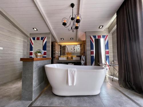a large white bath tub in a bathroom at Kenting 4 Sisters Villa in Eluan