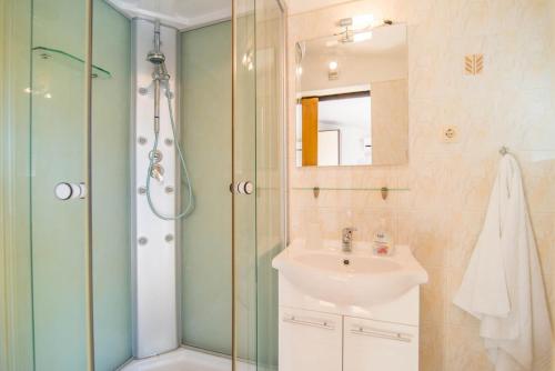 un baño con lavabo y ducha en Apartments Cihorich, en Dugi Rat