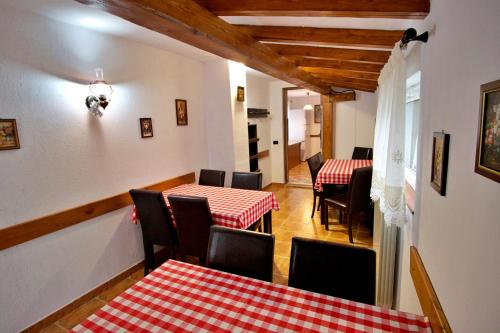 a restaurant with red and white tables and chairs at Pensiunea Nordica in Statiunea Borsa