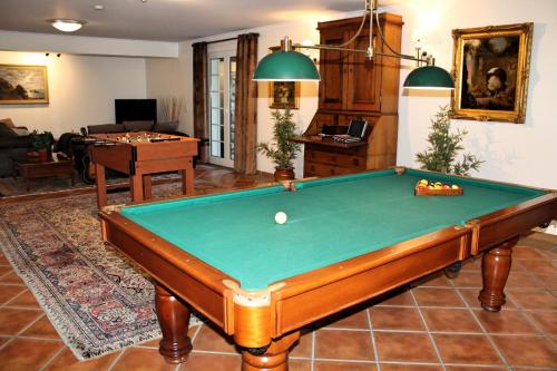 Een biljarttafel in Magnificent Funchal Villa Villa Luzia 5 Bedrooms Sea City Views Pool Table