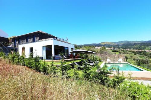 una casa en una colina con piscina en Beautiful Calheta Villa Villa Bella Vita 3 Bedrooms Stunning Sea Views Rural Setting, en Calheta