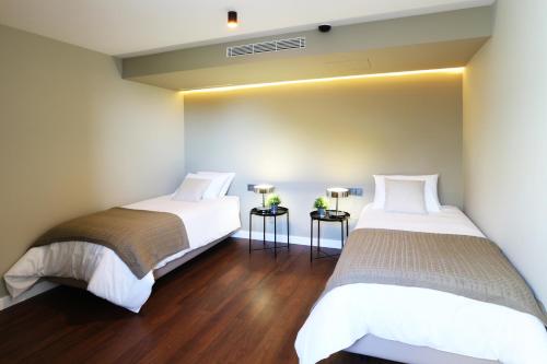 Een bed of bedden in een kamer bij Beautiful Calheta Villa Villa Bella Vita 3 Bedrooms Stunning Sea Views Rural Setting