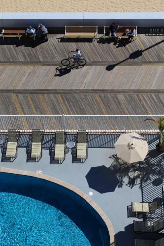 an overhead view of a swimming pool with people sitting on benches at Quality Inn Boardwalk in Ocean City