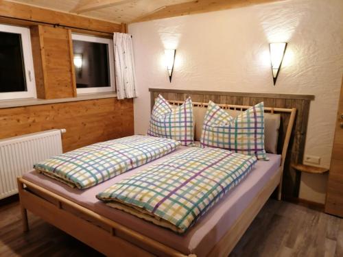 2 łóżka w pokoju z 2 poduszkami w obiekcie Greenheart Aussee w mieście Obersdorf
