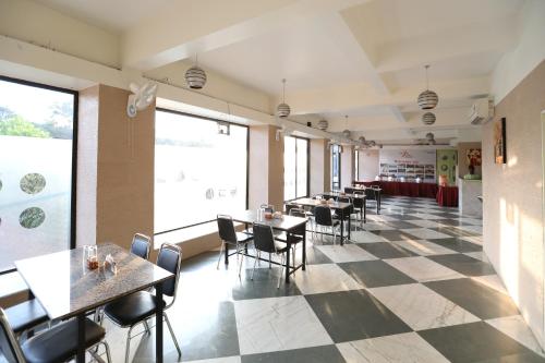 Restorāns vai citas vietas, kur ieturēt maltīti, naktsmītnē Hotel Aristro Lonavala