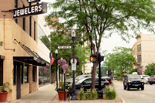 a city street with cars parked on the street at Jasper Hotel in Fargo