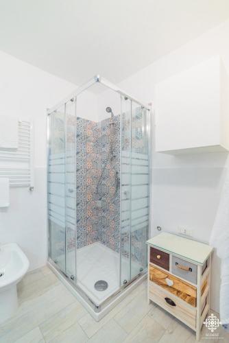 a shower with a glass enclosure in a bathroom at LE 4 PERLE Apartments in Avola