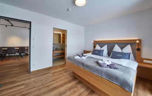Una cama o camas en una habitación de Wiesl Lodge Saalbach