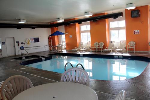a swimming pool with chairs and a pool table at Motel 6-Huron, OH - Sandusky in Huron