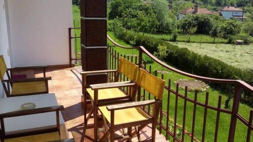 balkon z 2 krzesłami i widokiem na pole w obiekcie Къща за гости Край реките w mieście Apriłci