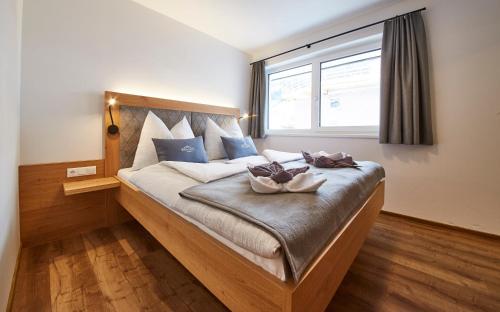 Un pat sau paturi într-o cameră la Wiesl Lodge Saalbach