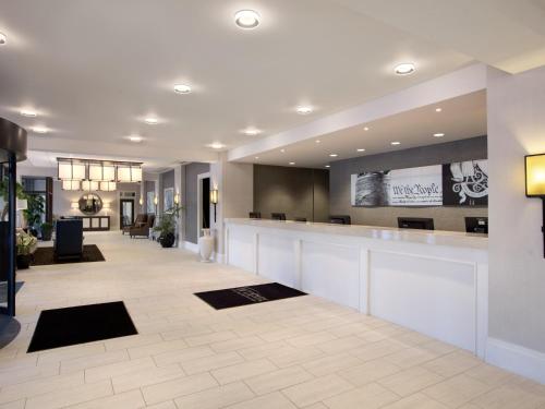 a lobby of a salon with a waiting room at Wyndham Philadelphia-Historic District in Philadelphia