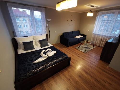 Un dormitorio con una cama con dos cisnes. en Przystanek Ustrzyki en Ustrzyki Dolne