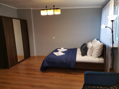 1 dormitorio con 1 cama con toallas en Przystanek Ustrzyki, en Ustrzyki Dolne