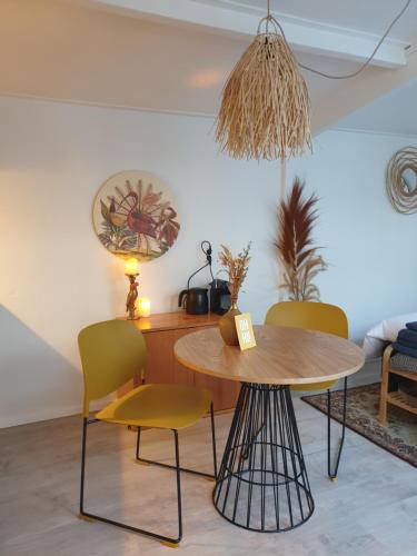 uma sala de jantar com mesa e cadeiras em Little Lodge Noordwijk aan Zee em Noordwijk