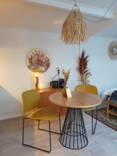 a dining room with a table and chairs at Little Lodge Noordwijk aan Zee in Noordwijk