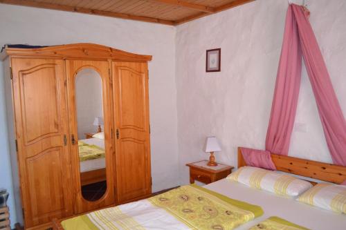 1 dormitorio con 1 cama, armario y espejo en Finca Primavera, en El Paso