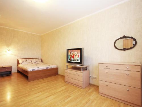 モスクワにあるApartLux Andropova Prospectのベッドルーム1室(ベッド1台、ドレッサー付)