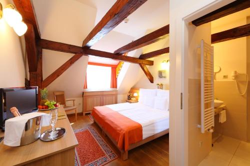 Un pat sau paturi într-o cameră la Hotel Historia & Historante