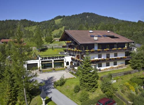 una vista aérea de un edificio en una montaña en Apartmenthaus Jagdhof, en Reith bei Seefeld