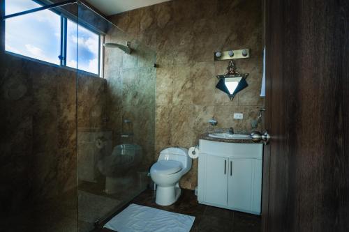 ein Bad mit einem WC, einem Waschbecken und einer Dusche in der Unterkunft Exclusivo Penthouse frente al mar con acceso a la playa - Club Privado en Manta in Manta