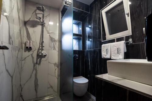 Ένα μπάνιο στο Motel Atos Bungalovi