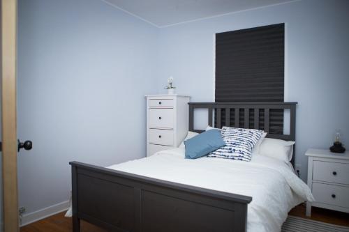 1 dormitorio con 1 cama grande y cabecero negro en Clark's Harbour House, en Clark's Harbour