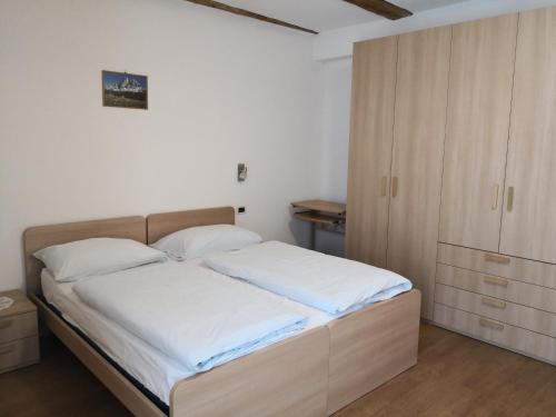 アラッバにあるApartment Irsaraのベッドルーム1室(大型ベッド1台、木製キャビネット付)