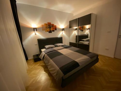 - une chambre avec un lit et un miroir dans l'établissement Center Loft, à Buzău