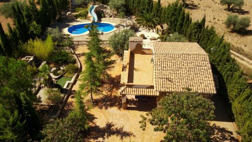 an overhead view of a house with a swimming pool at Casa rural el Carmen de la Sierra in Yecla