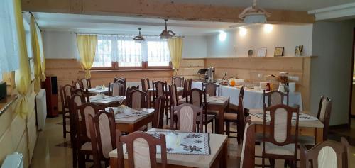 a dining room with tables and chairs in a restaurant at Willa Laskosia in Murzasichle