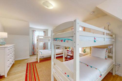 1 Schlafzimmer mit 2 Etagenbetten und einem Schreibtisch in der Unterkunft Island Pines in Southport